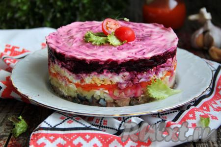 Затем снять бортики и подать вкусный, красивый, нежный салат "Копчёная скумбрия под шубой" к столу.