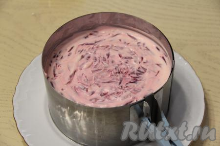 Заключительным слоем этого салата станет свекла, натёртая на крупной тёрке. Её нужно выложить равномерно, можно немного подсолить по вкусу, смазать майонезом. Убрать салат для пропитки на пару часов в холодильник.