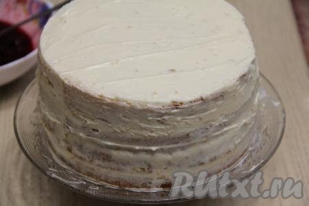 Сверху выложить второй корж, пропитать его, смазать кремом, не забыв сформировать бортик, выложить часть конфи, накрыть третьим коржом и повторить те же действия. Затем выложить четвёртый корж, его верх и бока торта просто смазать творожным кремом.