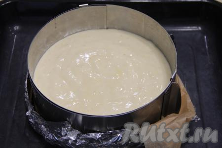 Тесто переложить в форму для выпечки диаметром 18 сантиметров и отправить в хорошо разогретую духовку.