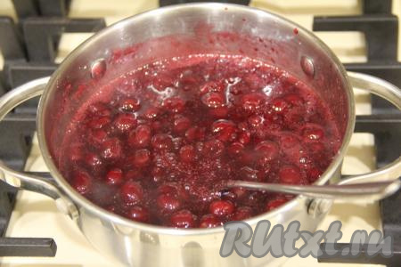 Довести ягоды с сахаром до кипения и проварить вишнёвый сироп на небольшом огне 2-3 минуты. Отдельно крахмал развести в 2 столовых ложках холодной воды и тонкой струйкой, непрерывно помешивая, влить в кастрюлю с вишнёвым сиропом, перемешать, варить конфи, помешивая, пару минут (до загустения). Затем снять конфи с огня, закрыть пищевой плёнкой так, чтобы она лежала на поверхности конфи и оставить до полного остывания.