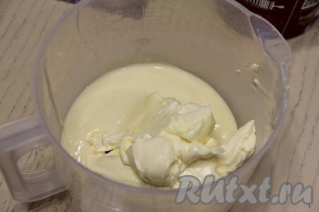 Выпекать бисквит в разогретой духовке минут 40 при температуре 180 градусов. Готовность проверить, проколов бисквит сухой шпажкой (если на шпажке после прокола выпечки не останется следов теста, значит бисквит полностью готов). Достать готовый бисквит из духовки, а после того как он немного остынет, вынуть из формы и дать полностью остыть, поместив его на решётку. Для приготовления крема соединить в объёмной ёмкости сливочное масло комнатной температуры и сгущёнку, взбить миксером в течение 2-3 минут.