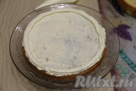 Полностью остывший бисквит разрезать на 4 части. Для приготовления пропитки нужно в кружку всыпать 1 столовую ложку быстрорастворимого кофе, влить 200 миллилитров кипятка, тщательно перемешать, дать остыть и пропитка готова (сахар добавлять не нужно). Теперь можно приступать к сборке бисквитного торта. Для этого первый корж нужно выложить на подставку для торта (или на плоскую тарелку), пропитать частью остывшей кофейной пропитки, смазать частью творожного крема, сформировать бортик из крема (я часть крема выложила в кулинарный пакет, так удобнее формировать бортик).