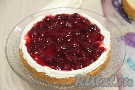 Поверх крема выложить 1/3 вишнёвого конфи до уровня бортика.
