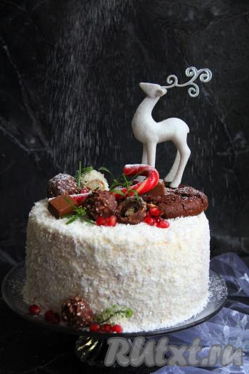 По прошествии времени снять бортики, а затем украсить торт на свой вкус. Я обсыпала тортик кокосовой стружкой, можно обсыпать тёртым шоколадом.