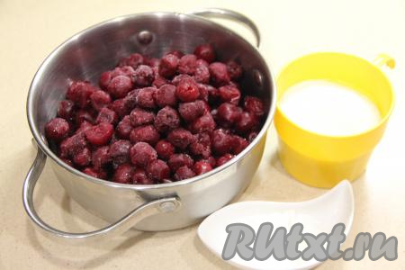 Для начала приготовим вишнёвое конфи, для этого в кастрюлю нужно всыпать вишню без косточек (у меня замороженная вишня, я её предварительно не размораживала, можно взять свежую). В кастрюлю с ягодами добавить сахар и поставить на умеренный огонь.