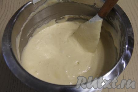 Тесто должно получиться гладким, пышным, напоминающим сметану средней густоты. Учитывайте консистенцию теста, добавляя по мере необходимости муку.