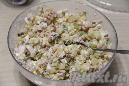 Добавить в получившийся салат майонез и перемешать.