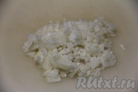 Мелко нарезать очищенную половину луковицы.