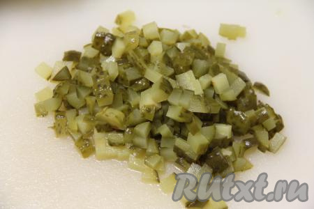 Солёные огурчики тоже нарезать на мелкие кубики.