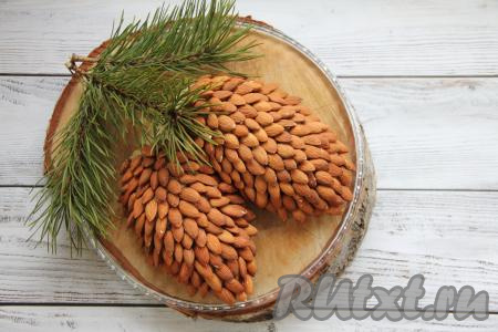 Украсить салат по желанию (я использовала сосновые веточки) и подать к столу.