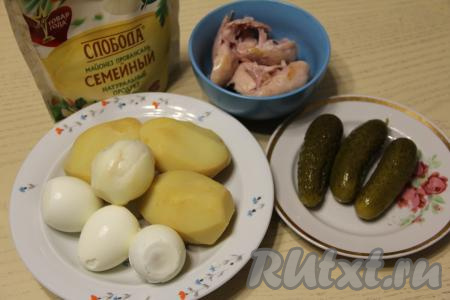 Подготовить продукты для приготовления салата "Шишка" с копчёной курицей и миндалём. Картошку заранее сварить в кожуре до готовности (варим 20-25 минут после закипания воды). Сварить вкрутую яйца (в течение минут 10 после начала кипения воды). Варёные яйца и картошку полностью остудить. Почистить половину луковицы.