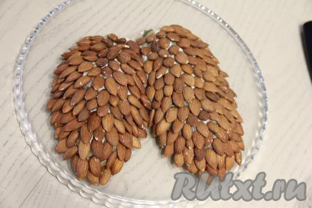 Смазать верх майонезом и аккуратно разложить миндаль, имитируя шишки.