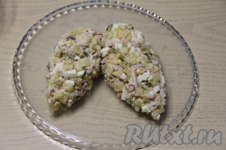 Я сформировала "шишки" из половины получившегося салата, а вторую половину салата просто переложила в салатник и подала в дальнейшем к столу. Для формирования салата "Шишка" нужно половину салата выложить на плоской тарелке в форме шишек (по желанию, можно сделать одну или две шишки).