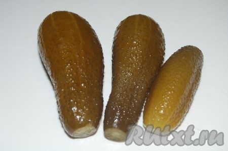 Соленый огурец очистить от кожицы, тонко нарезать.