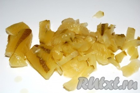 Соленый огурец очистить от кожицы, тонко нарезать.