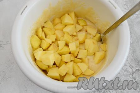 Яблоки я обычно очищаю от кожуры - так они получаются более нежными в выпечке. Яблоки, очищенные от кожуры и семечек, нарезать на средние кубики и вмешать в тесто для шарлотки.