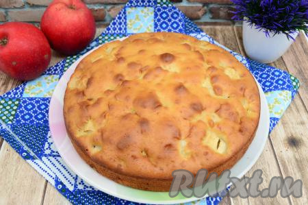 Готовую шарлотку достать из духовки, дать ей немного остыть, затем аккуратно вынуть из форму и оставить остывать на решётке. Эту выпечку можно подавать и тёплой, и полностью остывшей. Я пеку этот пирог чаще всего вечером. Мне больше нравится кушать эту шарлотку на следующий день, вкус у неё становится более ярким.