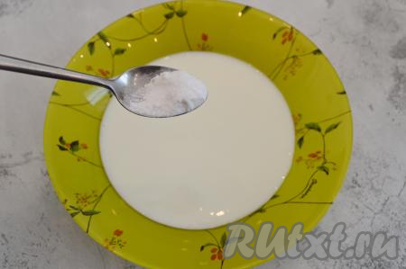 Кефир комнатной температуры влить в достаточно объёмную посуду, всыпать 0,5 чайной ложки соды, тщательно перемешать. Кефир, вступая в реакцию с содой, сильно увеличивается в объёме - учитывайте это, выбирая посуду, в которой будете соединять кефир с содой.