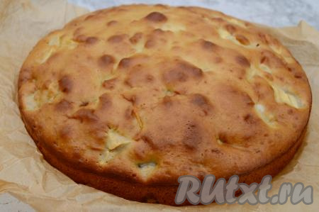 Яблочную шарлотку, замешанную на кефире, выпекать в разогретой духовке в течение 45-55 минут при температуре 180 градусов. Продолжительность выпечки зависит от размера формы и свойств вашей духовки. Готовность шарлотки нужно обязательно проверить сухой деревянной шпажкой (если шпажка после прокалывания выпечки остаётся чистой, сухой, значит пирог готов).