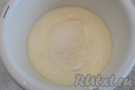 Запузырившуюся смесь кефира и соды влить ко взбитым яйцам, перемешать ложкой (или лопаткой). Муку предварительно просеять, чтобы она напиталась кислородом. В яично-кефирную смесь постепенно начать добавлять муку, тщательно вмешивая её в тесто ложкой (или лопаткой) движениями снизу вверх.