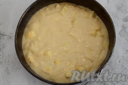 Дно разъёмной формы для выпечки (у меня форма диаметром 23 сантиметра) застелить пекарской бумагой. Если сомневаетесь в качестве бумаги, тогда дополнительно можно смазать её небольшим количеством растительного масла. Выложить тесто, равномерно распределяя его.