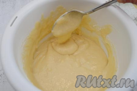 Так как и яйца, и мука у всех разные, поэтому советую следить не за количеством муки, а за консистенцией замешиваемого теста. Тесто для шарлотки должно напоминать в меру густую сметану, оно будет стекать с ложки широкой лентой.