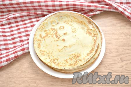 Поверхность сковороды смазываем растительным маслом. Ставим сковородку на огонь и очень хорошо прогреваем, затем вливаем половник теста. Равномерно распределяем блинное тесто по дну сковородки. Жарим блинчик на среднем огне с двух сторон до подрумянивания (примерно по одной минуте с каждой стороны), затем аккуратно перекладываем на тарелку. Аналогично жарим все блины, складывая их один на другой на тарелку. Тесто периодически перемешиваем в миске, чтобы оно не застаивалось. Сковороду смазываем маслом по мере необходимости. Я жарила блины на сковороде диаметром 17 сантиметров и у меня из указанного количества ингредиентов получилось 8 блинов.