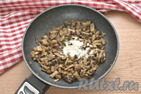 Затем к грибам всыпаем 1 чайную ложку муки и перемешиваем.