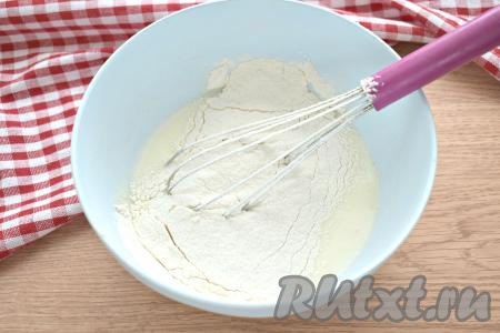 Молоко подогреваем на плите (или в микроволновке) до комнатной температуры. К яичной смеси вливаем молоко комнатной температуры, перемешиваем, частями всыпаем муку, перемешивая блинное тесто венчиком.