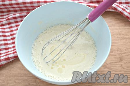 Тесто для блинов должно получиться однородным, не очень густым, сразу вливаем 1 столовую ложку растительного масла и перемешиваем.&nbsp;