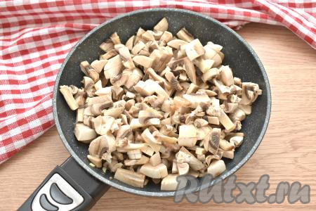 Свежие шампиньоны промываем, обсушиваем, нарезаем на кусочки и добавляем на сковороду к луку, обжариваем, иногда помешивая, минут 8.