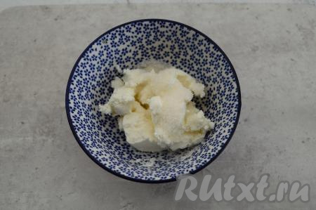 Творог смешать с сахаром. Творог бывает более или менее кислым, поэтому количество сахара регулируйте по своему вкусу.