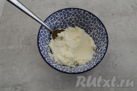 Я добавила в творог 1 чайную ложку сахара, творожная масса получилась в меру сладкой.