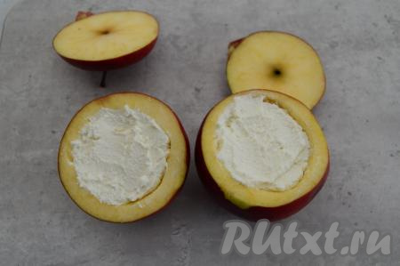 Заполнить творогом "чашечки" из яблок.