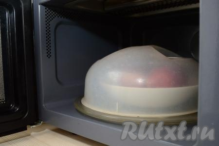 Желательно накрыть яблоки специальной крышкой для СВЧ-печей с отверстием для выхода пара (отверстие должно быть открыто).