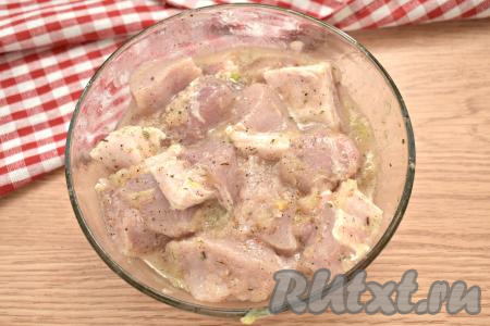 Тщательно перемешиваем кусочки свинины со специями, луком и маринадом.