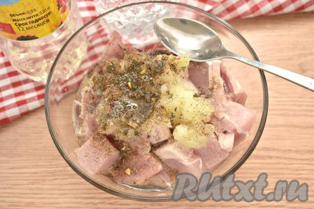 Вливаем 2 столовых ложки растительного масла, 1 столовую ложку уксуса и 50 миллилитров холодной воды.