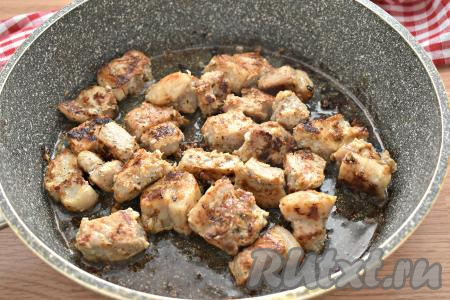 Жарим шашлык из свинины на сковороде на огне чуть выше среднего до мягкости, иногда перемешивая. Кусочки должны покрыться румяной, аппетитной корочкой. У меня на жарку шашлыка ушло 20 минут.