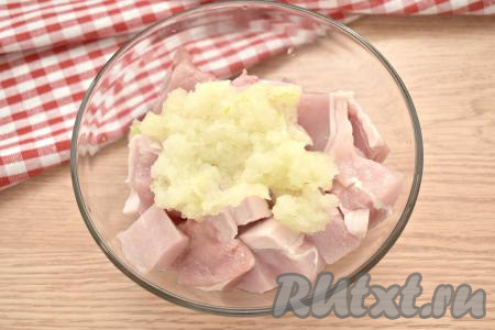 Очищаем лук, натираем его на средней тёрке (или измельчаем в блендере), перекладываем к кусочкам свинины.