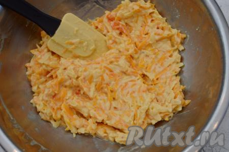 Затем к овощной смеси начать по 1 столовой ложке всыпать муку, тщательно перемешивая тыквенно-яблочную массу. Тесто для оладий из тыквы и яблок должно получиться в меру густым, вязким, напоминающим густую овсяную кашу. В зависимости от сочности тыквы и яблока, муки может понадобится немного больше или меньше.