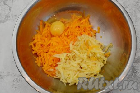 Яблоко очистить от кожуры, удалить семенную коробочку. Очищенное яблоко у меня весило 150 грамм. Яблоко натереть на крупной тёрке, переложить в миску с тыквой, сюда же добавить сырое яйцо.