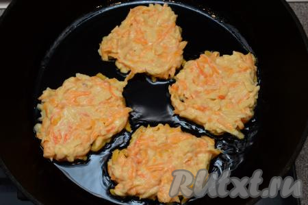 Хорошо раскалить сковороду с растительным маслом. Тесто выкладывать по 1 столовой ложке с большой горкой на раскалённую сковороду, разравнивая и придавая форму плоского оладушка. Жарить оладьи с тыквой и яблоками, замешанные на кефире, на среднем огне 2-3 минуты (до золотистого оттенка). Если огонь будет слишком сильным, оладушки подрумянятся, но тыква останется жёсткой.