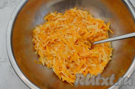 Перемешать получившуюся смесь вилкой.