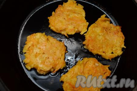 Затем аккуратно перевернуть тыквенно-яблочные оладьи лопаткой на другую сторону, накрыть сковороду крышкой и жарить ещё минуты 2-3.