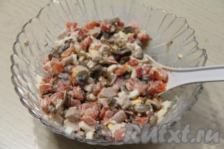 Посолить салат по вкусу и сразу перемешать.&nbsp;