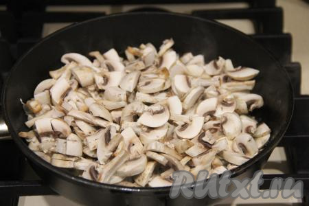 Шампиньоны промыть, нарезать на пластинки и добавить к обжаренному до прозрачности луку.