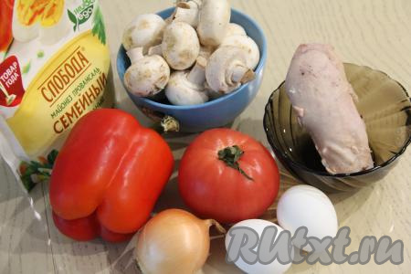 Подготовить продукты для приготовления салата с копчёной курицей, помидорами и шампиньонами. Яйца предварительно сварить вкрутую (в течение минут 10 после закипания), дать им полностью остыть и очистить.