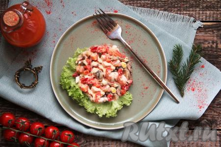 Вкусный, нежный, яркий салат, приготовленный с копчёной курицей, помидорами и шампиньонами, непосредственно перед подачей заправить майонезом. Всем советую попробовать!