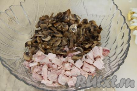 К курочке добавить остывшие грибы с луком.